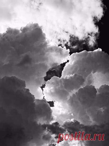 МОЛИТВА
____________

Пока Земля еще вертится, пока еще ярок свет,
Господи, дай же ты каждому, чего у него нет:
мудрому дай голову, трусливому дай коня,
дай счастливому денег... И не забудь про меня.

Пока Земля еще вертится, Господи, — твоя власть! —
дай рвущемуся к власти навластвоваться всласть,
дай передышку щедрому хоть до исхода дня.
Каину дай раскаянье... И не забудь про меня.

Я знаю: ты все умеешь, я верую в мудрость твою,
как верит солдат убитый, что он проживает...