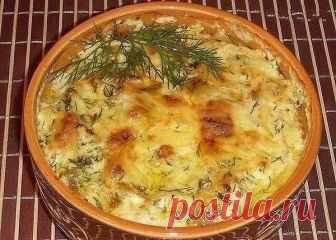 Картошка с курицей и грибами под соусом в глиняных горшочках
Ингредиенты:
Куриное филе — 400 гр.
Картофель — 250 гр.
Лесные грибы (можно любые другие0 — 250 гр.
Сыр — 60 гр.
Сметана — 40 гр.
Репчатый лук — пару средних луковиц
Чеснок — пару долек
мука — 80 гр.
Вода — 150 мл.
Соль
Специи
Перец
Приготовление:
Куриное филе промоем под холодной водой и выложим на бумажные салфетки. Как только мясо обсохнет, нарежем его небольшими кусочками.
К муке добавим соль, специи, перец, ...