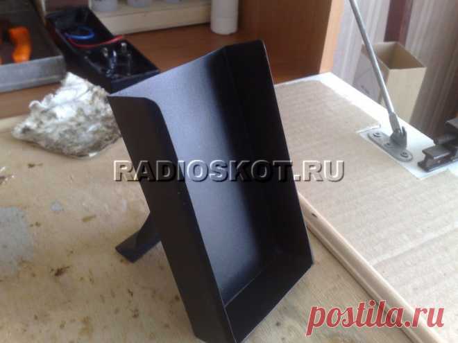 Подставка для мультиметра своими руками Приветствую, радиолюбители-самоделкины! Ни для кого не секрет, что основным прибором радиолюбителя был и остаётся мультиметр - универсальный измеритель электрических величин. Этот прибор существенно облегчает жизнь, так как в одном корпусе совмещает сразу несколько измерителей: переменного и