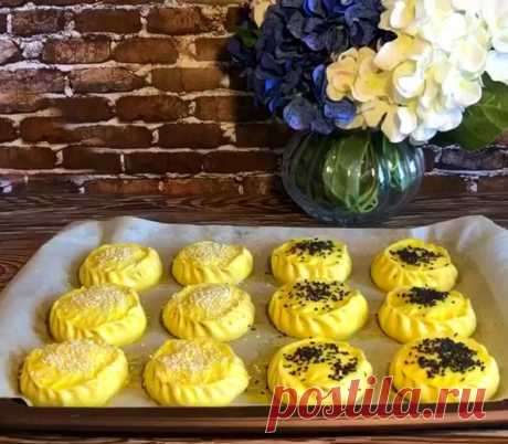 Очень аппетитные Булочки с начинкой  

Для Начинки :
Грибы шампиньоны 300 гр 
Куриное филе 1 грудка 
Лук репчатый 1 шт 
Укроп 1 пучок 
Сметана 2 ст ложки 
Соль перец по вкусу

Для Теста:
Мука 500-700 гр 
Дрожжи 7 гр 
Яйцо 1 шт
Соль 1 ч л 
Масло сливочное 3 ст ложки 
Молоко тёплое 1-1,5 стакана 
 

Приготовление: 
В миску просеять муку, добавить соль, яйцо, масло, опару ( это дрожжи с тёплой водой ), залить молоком и замесить тесто. 
Накрыть крышкой и оставить тесто поднима...