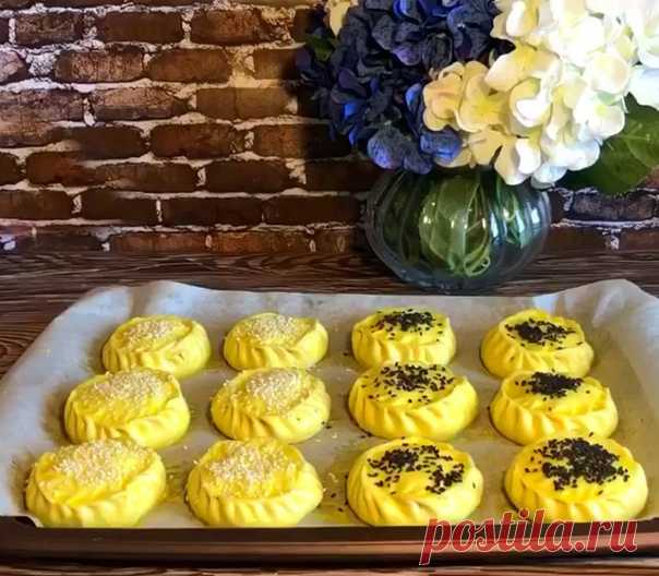 Очень аппетитные Булочки с начинкой  

Для Начинки :
Грибы шампиньоны 300 гр 
Куриное филе 1 грудка 
Лук репчатый 1 шт 
Укроп 1 пучок 
Сметана 2 ст ложки 
Соль перец по вкусу

Для Теста:
Мука 500-700 гр 
Дрожжи 7 гр 
Яйцо 1 шт
Соль 1 ч л 
Масло сливочное 3 ст ложки 
Молоко тёплое 1-1,5 стакана 
 

Приготовление: 
В миску просеять муку, добавить соль, яйцо, масло, опару ( это дрожжи с тёплой водой ), залить молоком и замесить тесто. 
Накрыть крышкой и оставить тесто поднима...