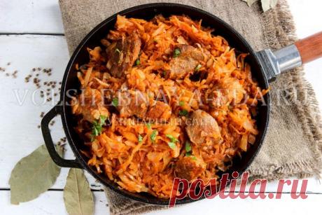 Тушеная капуста с мясом Рецепты тушеной капусты популярны во всех уголках мира, потому что блюдо вкусное, сытное и бюджетное. Готовить можно как из свежей, так и из квашеной капусты, добавлять мясо, колбаски, фарш, рис, грибы, картофель и другие овощи. Кроме того, тушить можно не только белокочанную капусту, но и любые другие виды от савойской до брокколи.