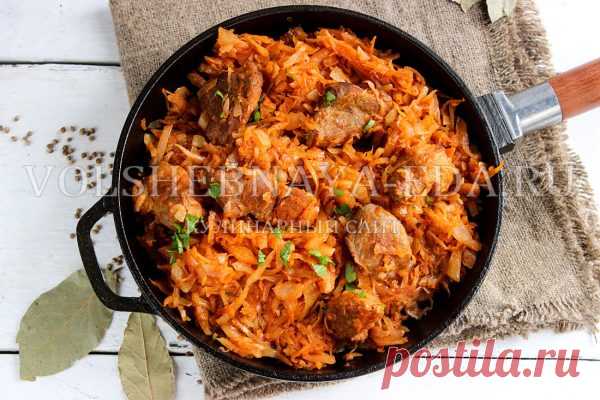 Тушеная капуста с мясом Рецепты тушеной капусты популярны во всех уголках мира, потому что блюдо вкусное, сытное и бюджетное. Готовить можно как из свежей, так и из квашеной капусты, добавлять мясо, колбаски, фарш, рис, грибы, картофель и другие овощи. Кроме того, тушить можно не только белокочанную капусту, но и любые другие виды от савойской до брокколи.
