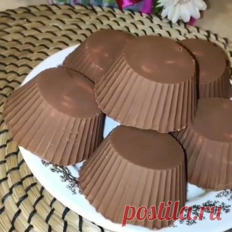 @dom__eda_ 
@dom__eda_ 
Доброе утро, друзья ❤️
Хорошего настроения 🌷
Я к вам с полезным десертом😉😉😉
Готовили самостоятельно дома шоколадные сырки?😋
Не жалеем ❤️❤️❤️ «Творожные сырки»

Ингридиенты: 
Творог — 400 г
Шоколад — 150г
Ванильный сахар — 1 пакетик
Ягоды для начинки(или вареная сгущенка) 
Сахарная пудра — 2 ст. л.

Приготовление :
Топим шоколад на водяной бане . Силиконовые формочки при помощи кисточки смазываем шоколадом и ставим в морозильную камеру на 15 мин...