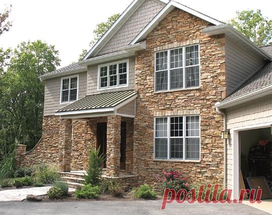 Камень и дерево.
Прежде, чем монтировать блок-хаус, нужно тщательно подготовить стены к отделке. Приступать к облицовочным работам можно лишь после того, как строение даст естественную осадку и будет сооружена кровля. Нужно убедиться, что поверхность стен свободна от плесени и других грибковых образований. В качестве профилактики основание следует обработать антисептиком и затем приступать к гидроизоляционным мероприятиям.