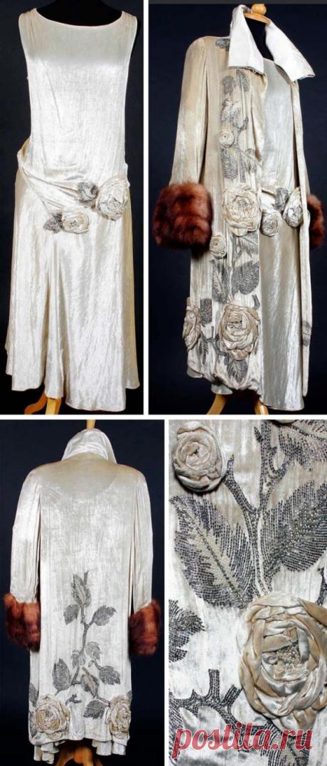 Платье и пальто, Молинье, ок 1920-е годы. Шелковый бархат с согласования прикладного поднял соцветий из какой-то ткани среди бисерные листвы работал в Диаманте, стеклярусом и искусственного жемчуга. Платье без рукавов украшены на талии упал, с асимметричным подолом. Пальто отделанный мехом на манжетах и ​​выстроились в крем шелковой атласной креп, сатин с воротником, который был переработан в какой-то момент. Бонэма