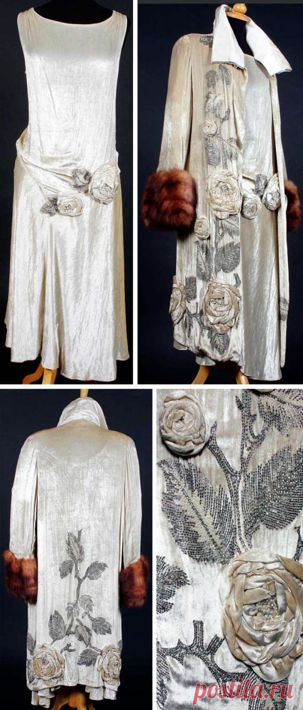 Платье и пальто, Молинье, ок 1920-е годы. Шелковый бархат с согласования прикладного поднял соцветий из какой-то ткани среди бисерные листвы работал в Диаманте, стеклярусом и искусственного жемчуга. Платье без рукавов украшены на талии упал, с асимметричным подолом. Пальто отделанный мехом на манжетах и ​​выстроились в крем шелковой атласной креп, сатин с воротником, который был переработан в какой-то момент. Бонэма