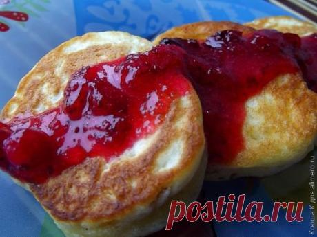 Оладьи с кукурузными хлопьями и клюквенным соусом