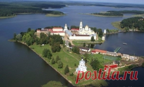 СЕЛИГЕР - система озёр ледникового происхождения в Тверской и Новгородской областях. Селигер называют жемчужиной российской природы. Оно расположено в центральной части России, между Москвой и Санкт-Петербургом, среди лесных холмов Валдайской возвышенности в 360 км на северо-запад от Москвы. Площадь озера 260 кв. км, в том числе около 38 кв. км приходится на острова, которых на Селигере более 160.|  10 самых уникальных озер России