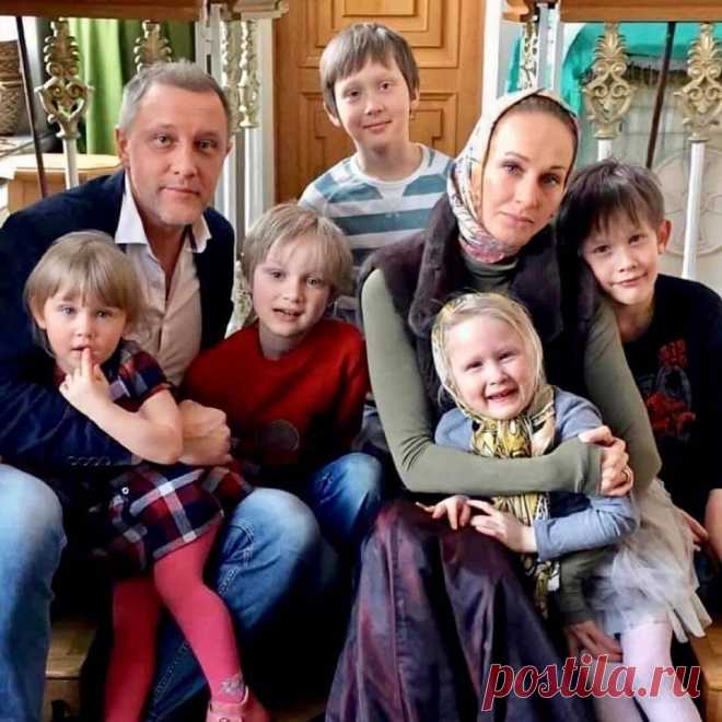 Актёр и многодетный отец - Сергей Горобченко
У Сергея и его жены 5 детей: три сына и две дочки.Вот оно настоящее счастье!