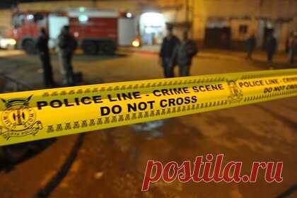 Женщина хотела отравить чиновников, случайно выпила с ними и потеряла сознание. Трое кенийских чиновников отдыхали в ресторане. К ним подошли несколько красивых женщин, и мужчины пригласили их присоединиться к ним. Позже они поднялись в номера. Утром коллеги чиновников обнаружили лежащими без сознания троих мужчин и одну из преступниц. Она случайно выпила отравленный напиток и попалась полиции.