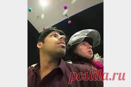 Заправщик в Индии «неуместно» потрогал россиянку и стал героем вирусного видео. Россиянка, путешествующая по Индии с местным блогером, столкнулась с неприятной ситуацией в Джайпуре, когда сотрудник бензоколонки «неуместно» ее потрогал. Заправщик стал героем видео, которое было опубликовано в соцсети X и стало вирусным. Блогер вызвал полицию, а затем выложил ролик в интернет.