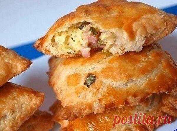 Пирожки из слоеного теста с зеленым луком, сыром и ветчиной | Вкусняшка