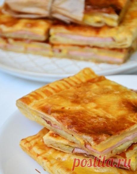 Конвертики с ветчиной и сыром Ароматнейший пирог с ветчиной и сыром в считанные минуты превращается в порционные аппетитные конвертики, которые удобно брать с собой для перекуса! Всего 5 ингредиентов, 30 минут времени &mdash; и полноценный ужин для всей семьи готов. Ваши близкие обязательно попросят...