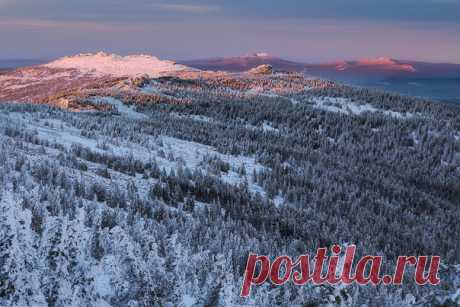 7 тысячников Южноуральских хребтов. Хребет Уреньга: Первая Сопка. Хребет Большой Таганай: Двуглавая сопка, Откликной гребень, Круглица. Хребет Малый Таганай: гора Шабаш, Монблан и Северная вершина Малого Таганая. Автор фото – Сергей Гарифуллин: nat-geo.ru/photo/user/162554/