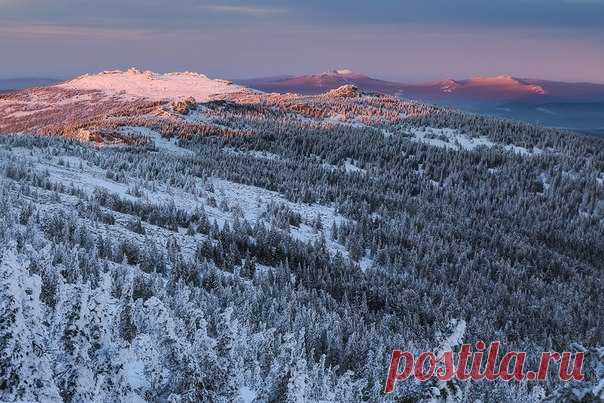 7 тысячников Южноуральских хребтов. Хребет Уреньга: Первая Сопка. Хребет Большой Таганай: Двуглавая сопка, Откликной гребень, Круглица. Хребет Малый Таганай: гора Шабаш, Монблан и Северная вершина Малого Таганая. Автор фото – Сергей Гарифуллин: nat-geo.ru/photo/user/162554/