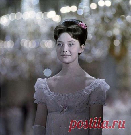 Людмила Савельева – именинница: творческие достижения самой знаменитой "Наташи Ростовой"