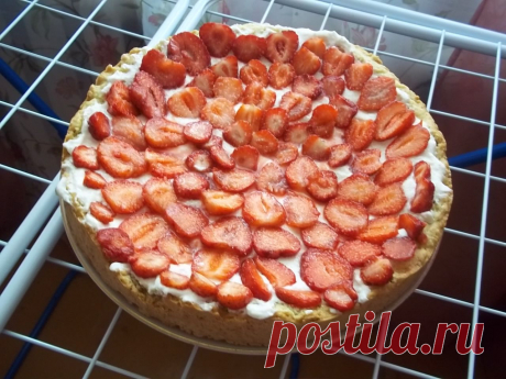Летний пирог с клубникой и творогом