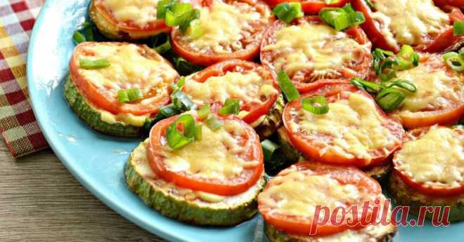Печеные сырные кабачки с помидорами и чесночным соусом — Sloosh – кулинарные рецепты