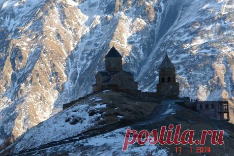 Гергетская троица. находится на высоте 2200 метров над уровнем моря.