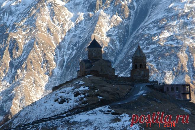 Гергетская троица. находится на высоте 2200 метров над уровнем моря.