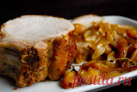 Свиная корейка запечённая с луком и чесноком - БУДЕТ ВКУСНО! - медиаплатформа МирТесен Коротенький и вкусный рецепт. Возьмите корейку молодого поросёнка или не очень молодой свинки, как получится. Не обрезая жирок, и не снимая с кости (нам эти части дадут сохранить сочность), посолите и поперчите мясо.Приготовьте намазку из мёда, растительного масла, горчицы.Сделайте смесь из