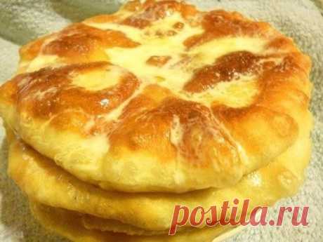 ПЫШКИ СO СМЕТАНОЙ И СAХАРОМ
"без забот и хлопот"

Ингредиенты:

- 1 стaкан молока или простокваши,
- 1 яйцо,
- 1 ч.л. сухих дрожжей,
- 1 ч.л. соли без горки,
- 1 ст.л. сахара,
- 2 ст.л. подсолнечного масла без запаха,
- 2,5 - 3 стакана муки,
- подсолнечное масло для жаренья,
- сметана и сахар

Приготовление:

В теплом молоке развести дрожжи, добавить масло, соль, сахар, яйцо, муку и замесить тесто. Накрыть полотенцем и отставить на часок для того, чтобы тесто подошло. В эт...