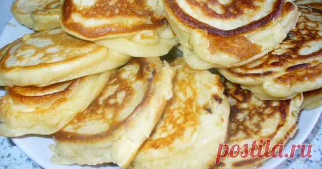 Оладьи с сыром и зеленью «Хачапурики» Готовятся оладьи с сыром и зеленью элементарно,плюс, очень вариативны: вместо кефира можно взять ряженку, простоквашу, сыворотку.