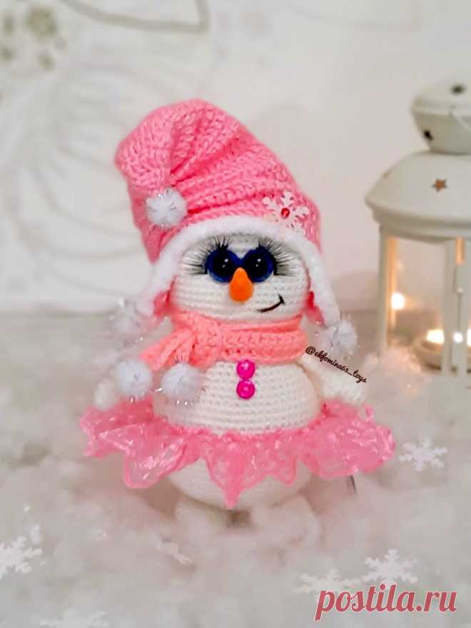 PDF Снеговушка крючком. FREE crochet pattern; Аmigurumi toy patterns. Амигуруми схемы и описания на русском. Вязаные игрушки и поделки своими руками #amimore - снеговик к Новому году, снеговичок в колпачке и шарфике.