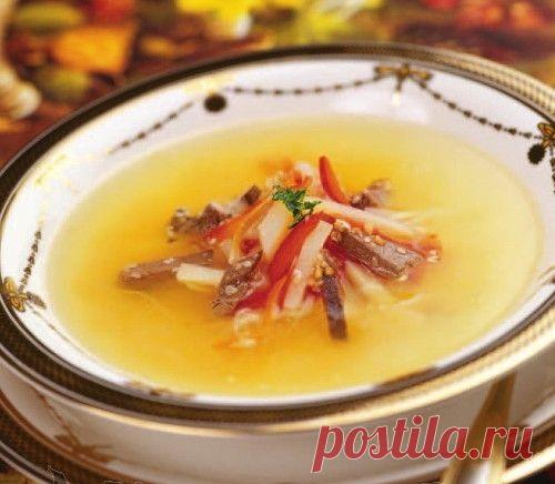 Для приготовления блюда Суп густой гусиный из потрохов необходимы следующие ингредиенты: 500 гр гусиных костей, 400 гр потрохов гусиных, 2 зубчика чеснока, петрушка, луковица, столовая ложка соуса соевого,  чайная ложка кунжута, 4 картошки, перец сладкий, 200 гр квашенной капусты, соль на пробу.