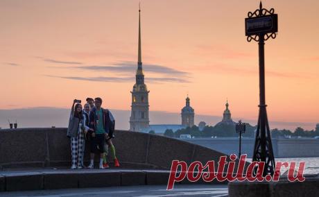 Беглов подписал закон о взимании ₽100 в день с туристов в Петербурге. С апреля 2024 года с туристов в Санкт-Петербурге будут взимать по 100 руб. за сутки проживания в отелях. От уплаты освободят тех, у кого в городе есть жилье, многодетные семьи и ветеранов боевых действий