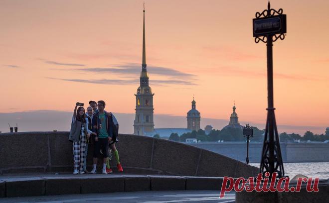 Беглов подписал закон о взимании ₽100 в день с туристов в Петербурге. С апреля 2024 года с туристов в Санкт-Петербурге будут взимать по 100 руб. за сутки проживания в отелях. От уплаты освободят тех, у кого в городе есть жилье, многодетные семьи и ветеранов боевых действий