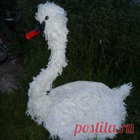 Лебеди из пакетов для сада