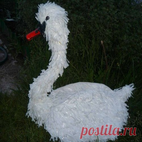 Лебеди из пакетов для сада