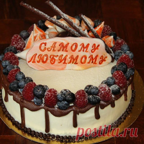 Небольшой тортик на День Рождения! Внутри влажный миндальный бисквит с цедрой лимона, сырно-сливочный крем с персиками, украшен свежими ягодами и шоколадом😃#тортназаказдмитров #тортназаказмосква #шоколад#бисквитныйторт "евроторт#тортнаденьрождения