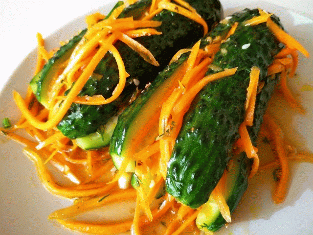 Безупречная закуска «огурцы по-корейски»
Потребуется:
зелёный лук – 10 гр.
морковь - 1 шт. - 150 гр.
огурцы - 8 шт.
чеснок - 2 зубка
сахар - 1 ст.л.
кунжут жареный – 1 ст.л.
подсолнечное масло – 1 ст.л.
соль
красный перец – 1 ч.л.
яблочный уксус – 1 ст.л.
соевый соус – 1 ст.л.
Как приготовить:
1. Итак, огурцы разрезаем крест-накрест, не дорезаем до конца.
Солим в середине.
2. Готовим начинку.
Нарезаем мелко лук, отправляем в емкость, сюда же натираем морковь, пропускаем чеснок через пресс