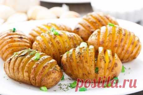 КАРТОШКА-ГАРМОШКА

Ингредиенты:

5-6 клубней картофеля
5-6 полосок бекона
соль
перец

Приготовление:

Очень вкусная, ароматная картошечка! Если не хочется делать разрезы, можно картошку обернуть полосками бекона. В таком случае, картофель надо использовать не крупный.В качестве соуса можно подать сметану.
Также, к картофелю можно подать овощной салат. Из указанного количества ингредиентов получается 5-6 порций.

Сырой картофель почистить, сделать надрезы (не доходя до конц...