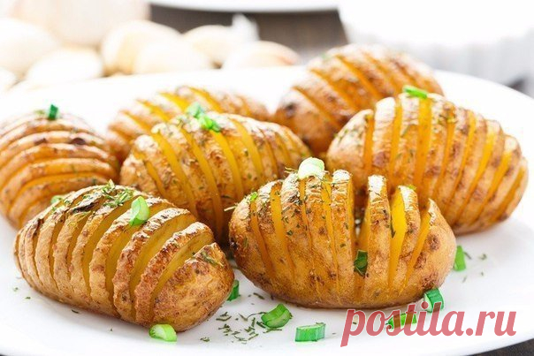 КАРТОШКА-ГАРМОШКА

Ингредиенты:

5-6 клубней картофеля
5-6 полосок бекона
соль
перец

Приготовление:

Очень вкусная, ароматная картошечка! Если не хочется делать разрезы, можно картошку обернуть полосками бекона. В таком случае, картофель надо использовать не крупный.В качестве соуса можно подать сметану.
Также, к картофелю можно подать овощной салат. Из указанного количества ингредиентов получается 5-6 порций.

Сырой картофель почистить, сделать надрезы (не доходя до конц...