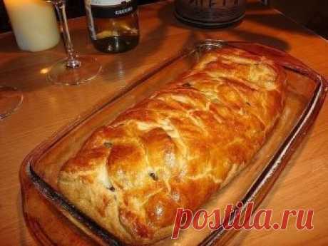 Быстрый мясной пирог с грибами 
Ингредиенты: 
-Тесто слоённое дрожжевое 
-Фарш грамм 300-400. 
-Лук 2-3 шт. 
-Грибы шампиньоны. 
-Яйцо для глянца. 
-Сливки(если есть). 
-Соевый соус
Приготовление: 
1. Одну пластину теста раскатываем до очень тонкого состояния. 
2. Жарим лук, фарш; добавляем сливки, перец, соевый соус, соль, хмели сунели и т.д. 
3. Раскладываем тесто, как на картинке, "стригём". 
4. Выкладываем мясо, грибы (сырые), лук кольцами (сырой), еще раз солим. Сырые грибы дадут дополнит