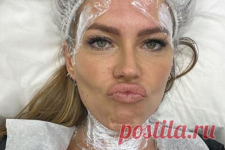 Рита Дакота рассказала об уколах красоты. Российская певица и композитор Рита Дакота раскрыла секрет красоты с фразой «приехала уколоть гиалуронку». На размещенном снимке 33-летняя исполнительница предстала, лежа на кушетке в косметологической клинике, с белым веществом и пленкой на некоторых участках лица и шеи.