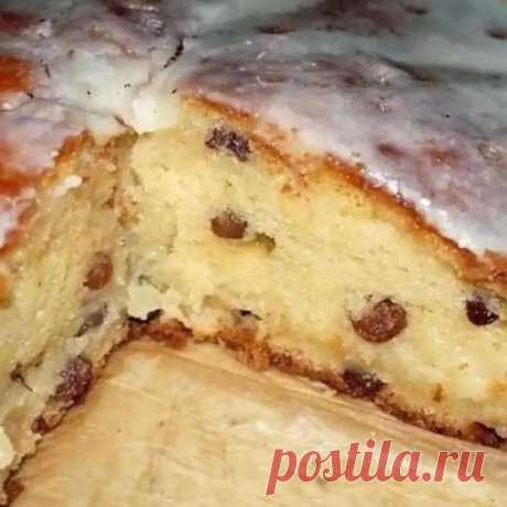 #рецепты
 СМЕТАННИК 
 ИНГРЕДИЕНТЫ 
-сметана- 1ст
-сахар- 1ст
-яйца- 2-3шт
-мука- 1ст
-сода/разрыхлитель- 1/4чл
-изюм, орехи, ягоды
 ПРИГОТОВЛЕНИЕ 
-Яйца растереть с сахаром, добавить сметану и соду
-Муку добавлять постепенно, масса должна быть как на оладьи, может быть потребуется меньше стакана
-Половину массы вылить в форму, затем выложить замороженную черную смородину и залить оставшейся массой
-Отправить в разогретую до 180град духовку на 30мин
 ПРИЯТНОГО АППЕТИТА