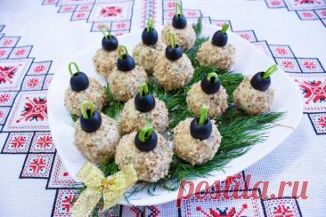 Закуска в виде новогодних шаров Ингредиенты:
Куриное филе – 250 грТвердый сыр – 250 грГрецкие орехи – 50 грЧеснок – 2 зубчикаЗелень – для украшенияЧерные оливки – для украшенияМайонез – 100 гр
 
Приготовление: 
Куриную грудку отварить в подсоленной воде, дать остыть и нарезать мелкими кубиками.Сыр с чесноком...