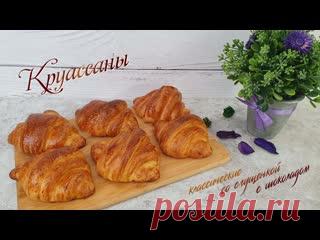 КРУАССАНЫ классические, с шоколадом, со сгущенкой Ингредиенты на 11шт:Слоеное дрожжевое тесто – 500гВареное сгущенное молоко – 50гШоколад – 50гОбмазка:Яичный желток – 1штМолоко – 1ст.лСироп:Вода – 300млСахар – 300гром – 50мл