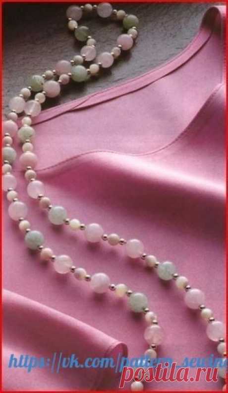 Как обработать края.

На блузке без застежки края легко обработать на машине. 
Горловина будет аккуратно отделана, если ее подшить косой бейкой, наложив концы друг на друга. 
Рукава и нижний край такой блузки можно просто подогнуть и прострочить.
Чтобы подшить изделие косой бейкой, отрежьте полоску шириной 3,2 см и на 5 см длиннее, чем длина горловины.

Узкий подгиб, пристроченный на машине, подходит для легких и шелковых тканей, а также для изделий из атласа, тафты или ор...