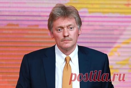 В Кремле открестились от идеи Мединского воспевать Россию в школах. Идея о воспевании России в школах является личной инициативой помощника президента Владимира Мединского. Об этом заявил пресс-секретарь главы государства Дмитрий Песков. По словам представителя Кремля, это предложение никак не связано с официальной позицией российских властей.