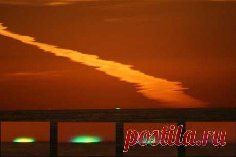 Оптические иллюзии природы Зеленые вспышки
Преломление солнечных лучей на горизонте иногда служит причиной появления нескольких очагов зеленого свечения, вызывая еще один занятный мираж.