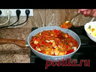 # Чахохбили с курицей и овощным соусом Ингредиенты:1. Куриное мясо — 1,2 килограмма2. Лук репчатый — 0,5 килограмма3. Паприка сладкая — 1 чайная ложка4. Хмели-сунели — 0,75 чайной ложки5. Чеснок сухой — 0,5 чайной ложки6. Перец черный острый — 0,5 чайной ложки7. Помидоры — 0,5...