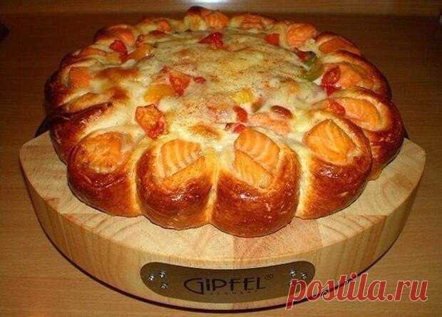 КРАСИВЫЙ И ВКУСНЫЙ РЫБНЫЙ ПИРОГ - Узнал сам расскажи другому все самое интересное - медиаплатформа МирТесен Ингредиенты • 500 г муки + около 50 г на подсыпкуДля теста:• 100 мл молока (предварительно нагретого до 30 гр. С)• 10 г свежих (живых) дрожжей• 1 яйцо• 2 ст.л. сахара• 1 ч.л. соли• 70 г размягченного сливочного масла• 370 г мукиДля начинки: