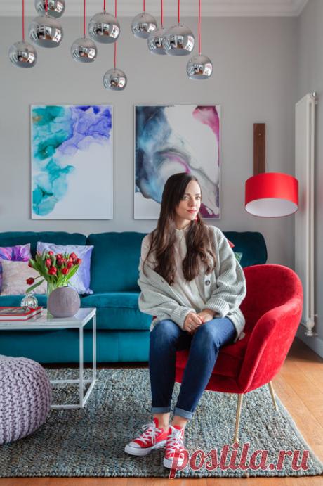 В своей квартире дизайнер собрала элементы разных стилей. Основа – светло-серый фон, а жизни и красок добавили лаконичная современная мебель и предметы с уклоном в неоклассику.