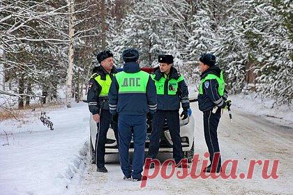 В российском регионе автобус с детьми попал в ДТП. В Удмуртии автобус, перевозивший 17 детей и пятерых сопровождающих их взрослых, попал в ДТП на трассе. Водитель автобуса не выдержал безопасную дистанцию и врезался в грузовой автомобиль MAN. В настоящее время сотрудники скорой помощи осматривают юных пассажиров. Уточняется информация по пострадавшим.